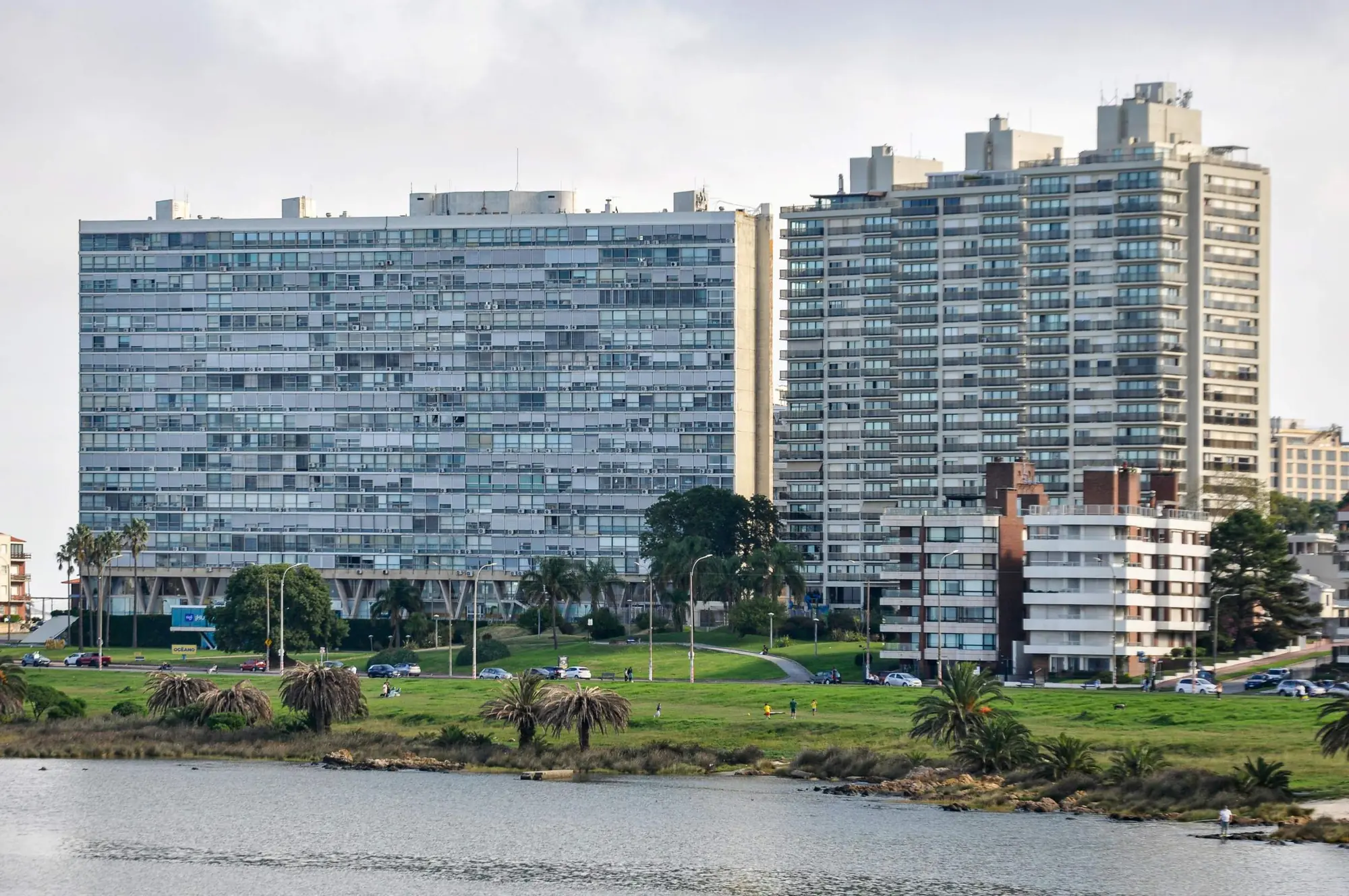 Edificios frente a la costa del Buceo