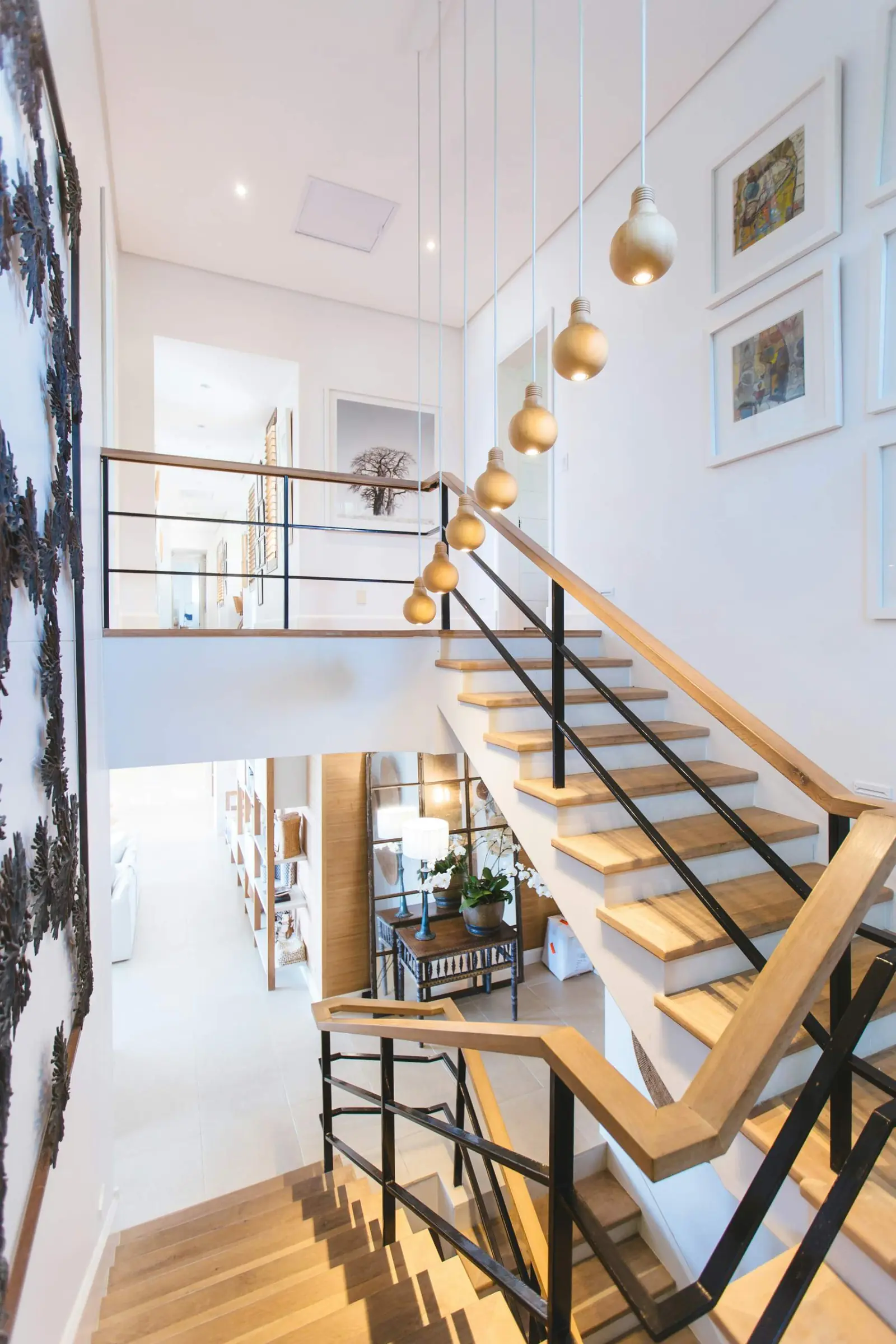 Escalera y hall de una casa luminosa