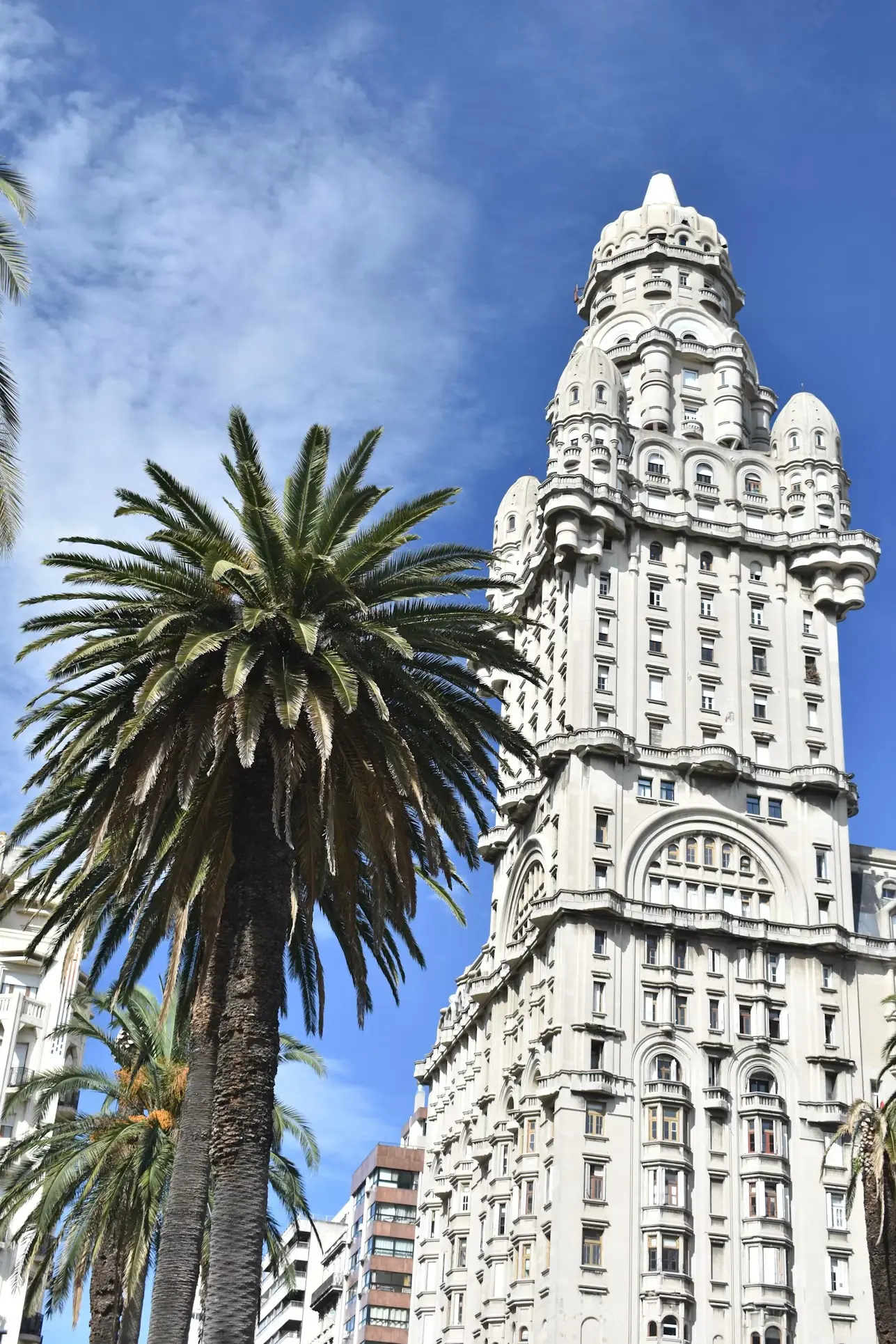Palacio Salvo entre palmeras, Centro de Montevideo